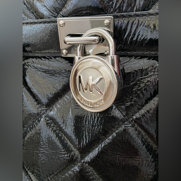 Michael Kors Hamilton Black Quilted Patent Leather Padlock Handbag Shoulder bag - Picture 4 of 9